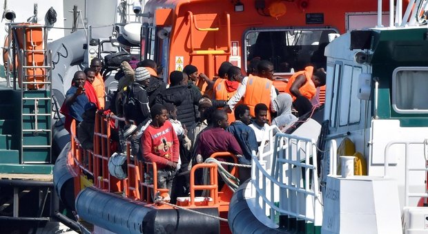 Migranti, ecco il piano europeo: centri di sbarco in Nord Africa. Merkel-Macron aprono a Roma