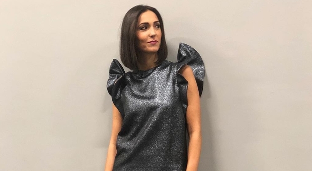 Applausi e ironie, il vestito "metallico" di Caterina Balivo divide i social