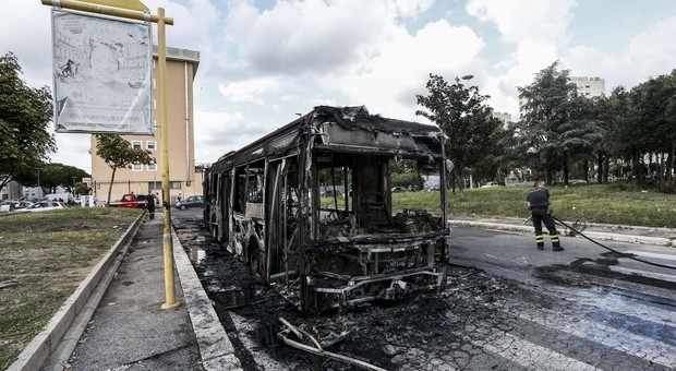 immagine Autobus Atac in fiamme a Tor Bella Monaca