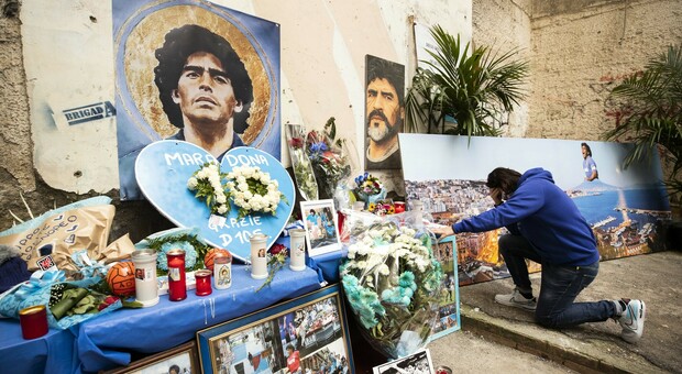 Lele Adani al murale di Maradona ai Quartieri spagnoli