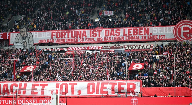 Che... Fortuna, tifosi gratis allo stadio: è boom di sponsor. In Germania scommettono sulla nuova formula "salva calcio"