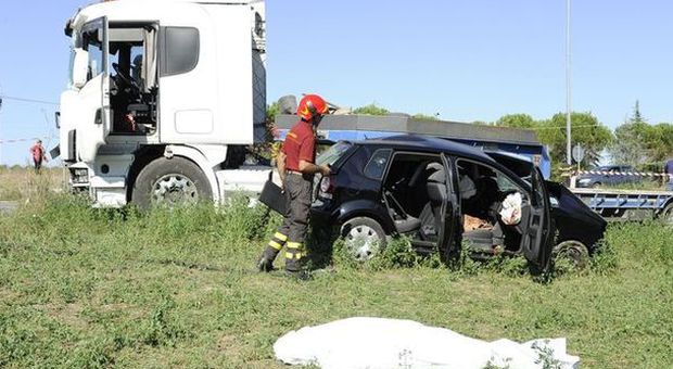 Treia, auto si schianta contro un camion: morta dietista osimana