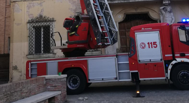 Rimosse le parti pericolanti cadute da Palazzo Baleani grazie all'intervento dei vigili del fuoco