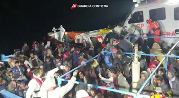 Migranti, sbarcati a Lampedusa i 58 della nave Louis Michel: «Salute dei sopravvissuti a rischio»
