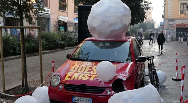 Milano, l'installazione choc sul cambiamento climatico: auto distrutta dalla grandine, ecco dove