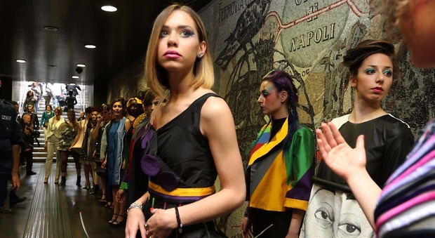 Trenta abiti disegnati dagli allievi. Sfilata in metropolitana a Napoli | Fotogallery