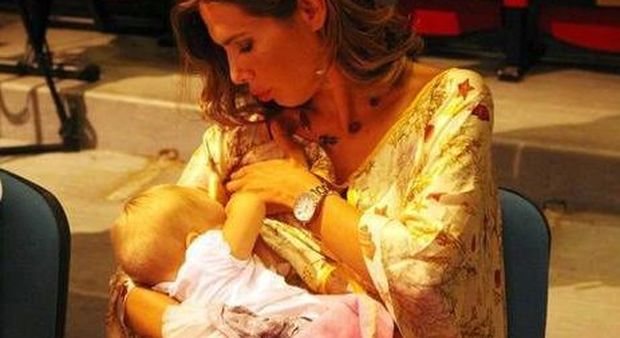 Veronica Maya allatta figlia durante pausa da Miss Italia
