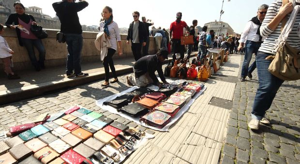 San Pietro, lotta alla contraffazione: un arresto e 700 prodotti sequestrati