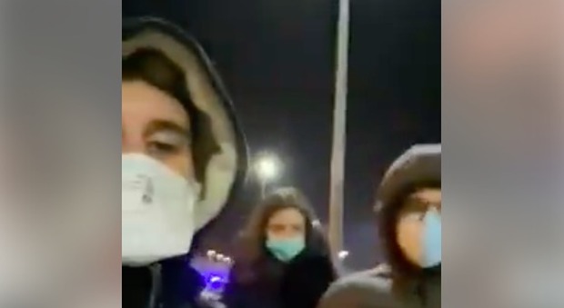 Coronavirus, studenti italiani bloccati in Spagna: «Due avrebbero la febbre, hanno lasciato 20 ragazzi per strada. Aiutateci»