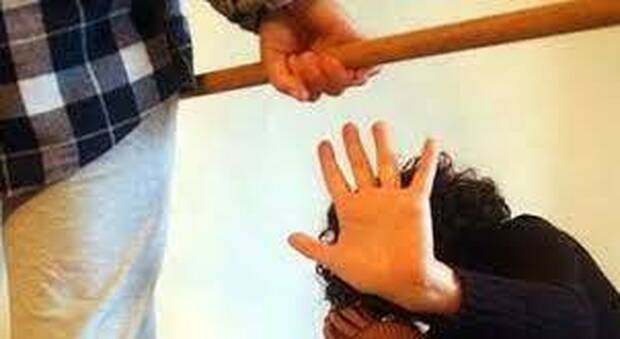 Picchia la moglie con un bastone, arrestato dalla polizia nel Napoletano