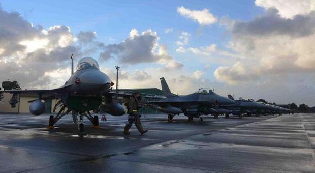 Cacciabombardieri F-16 sulla pista di Aviano