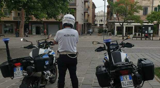 Senza patente, sullo scooter non assicurato né revisionato, fugge tra le auto di Ancona. Aveva una pistola a gas
