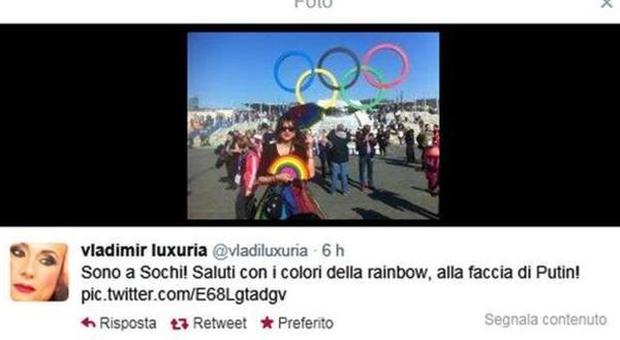Sochi, Vladimir Luxuria fermata con la bandiera gay