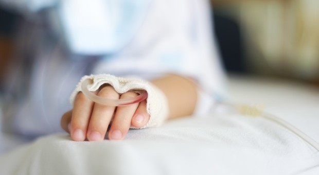 Bambino con la leucemia guarito con una terapia sperimentale: è il primo caso al mondo