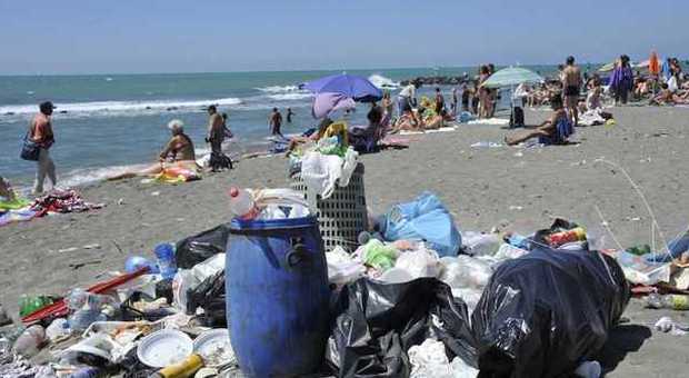 Ostia, tintarella tra i rifiuti sulla spiaggia libera di Ponente