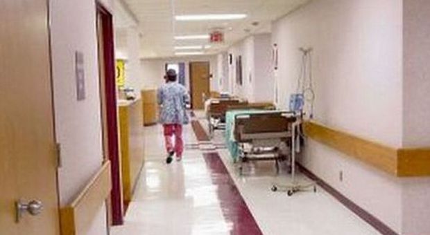 Anziana si spezza una gamba in ospedale con la porta automatica e muore
