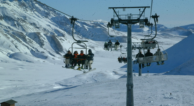 Roccaraso, nevica sulle piste ma gli impianti sono già smontati: niente sci
