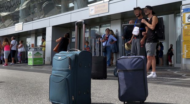 Napoli, l’agosto nero dei tassisti: «L’aeroporto di Capodichino invaso dagli abusivi»