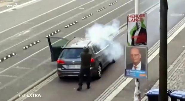 Germania, sparatoria a Halle: il killer scende dall auto e apre il fuoco