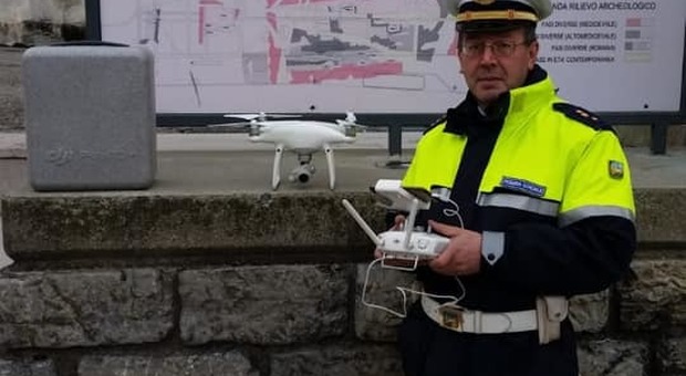Il vigile con il nuovo drone in dotazione alla polizia locale di Auronzo