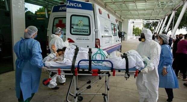 Covid, record di morti in Brasile: 2.841 in 24 ore. Terapie intensive all'80% in 15 città