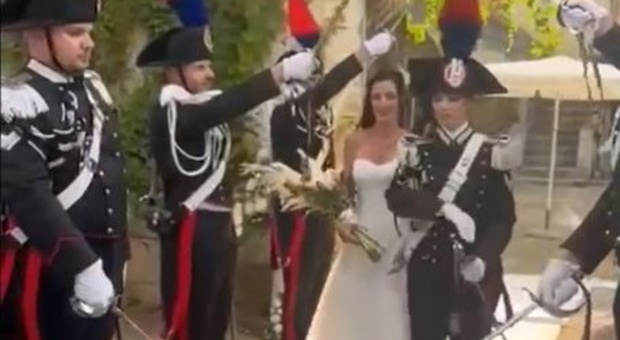 Elena e Claudia si dicono sì: il picchetto d'onore per la carabiniera e la sua sposa FOTO