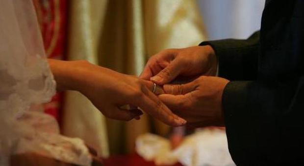 Altolà degli agenti al matrimonio in municipio: documenti falsi