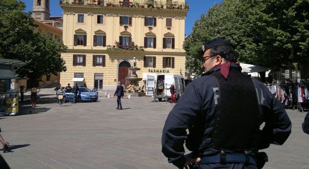 Poliziotti in piazza Roma