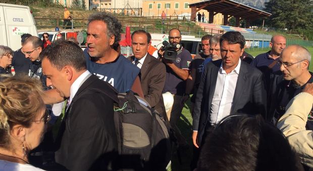 Terremoto, ad Amatrice è giunto il premier Matteo Renzi, poi sarà a Rieti in Prefettura