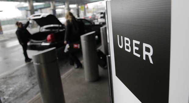 Uber, il tribunale di Roma blocca i servizi. I tassisti esultano
