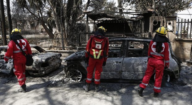 La Grecia conta i morti: almeno 80, ma decine di dispersi. Si cerca casa per casa