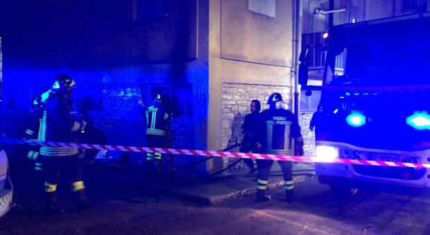 Terni, fiamme nello scantinato di un palazzo a San Giovanni: stabile evacuato