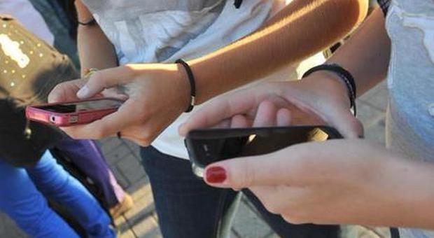 «Un adolescente su 4 va nel panico se gli viene negato lo smartphone», rischio ansia e depressione