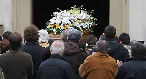 Roma, si spacciavano parenti di defunti e intascavano soldi dell'Enasarco per i funerali