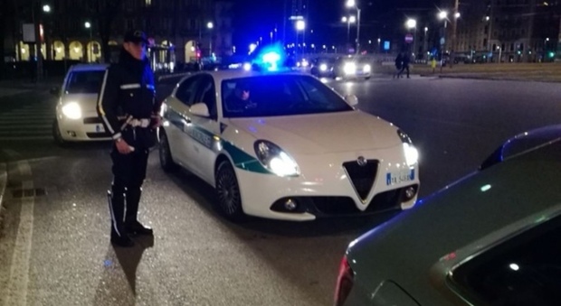 Napoli, schianto nella notte: auto sbanda e trancia la gamba a una donna