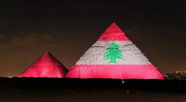 Esplosione Beirut, la bandiera libanese sulle piramidi è un fake