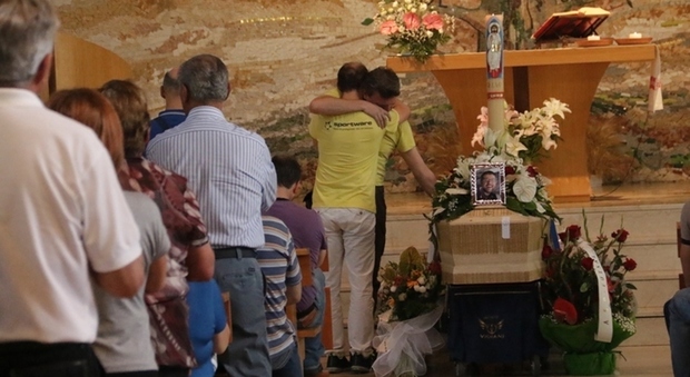 Folla e commozione ai funerali di Lorenzo Manuali