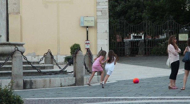 Vietato giocare a pallone in piazza, è flash mob