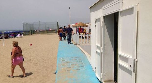 Tor San Lorenzo, presunto pedofilo sulla spiaggia: i carabinieri fermano un cinquantenne