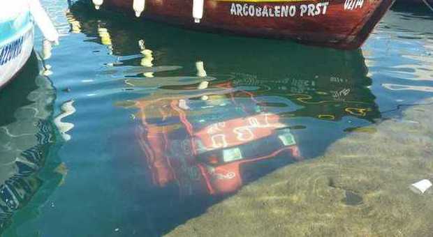 Latina, bravata a Ponza: l'apecar finisce nelle acque del porto