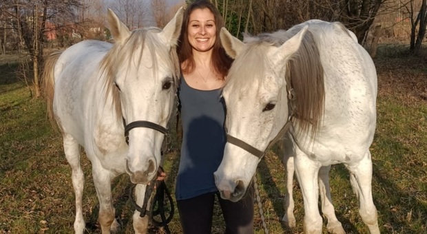Jessica Riviera con i cavalli che l'accompagneranno nel suo giro d'Italia