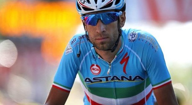 Nibali che vergogna, espulso dalla Vuelta: si è fatto trascinare dalla ammiraglia