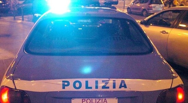 Roma, anziano cammina scalzo per via Nazionale, si era perso: la polizia lo ritrova