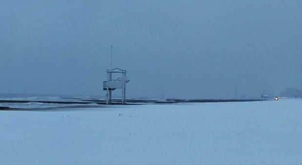 Maltempo, spiagge imbiancate in Veneto in attesa di Burian: martedì sarà il giorno più freddo
