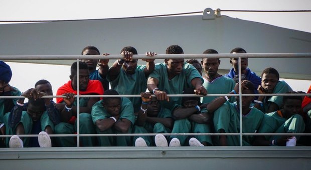 Migranti, affonda gommone al largo della Libia: 8 cadaveri recuperati, molti dispersi