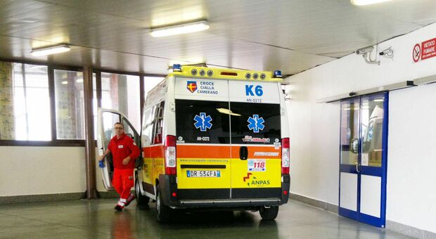 Un'ambulanza della Croce Gialla al pronto soccorso dell'ospedale regionale di Torrette