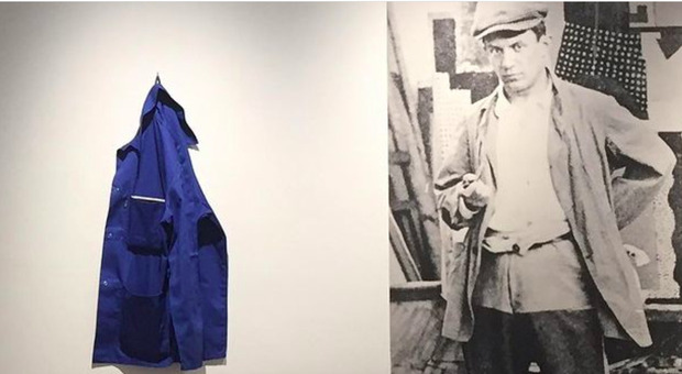 Scambia un'opera d'arte per una giacca e la ruba al museo: pensionata nei guai
