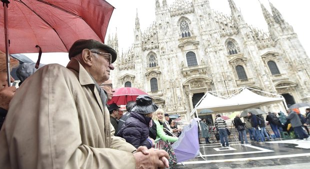 Fo, migliaia in Duomo a Milano per il funerale laico E la folla intona «Bella ciao»