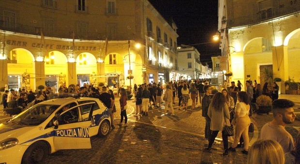 Movida e sosta a Caserta, i residenti: zero controlli