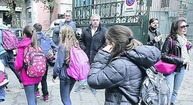 Coronavirus a Napoli: prof con la mascherina, è rivolta al liceo Mercalli